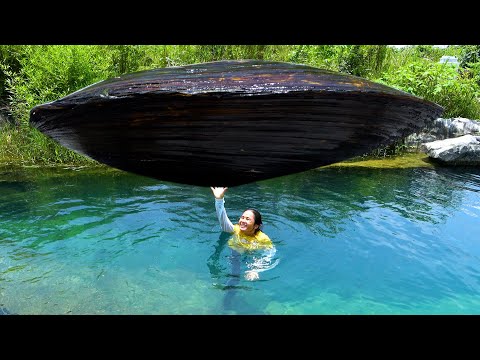A beautiful woman dives more than ten meters deep to pick