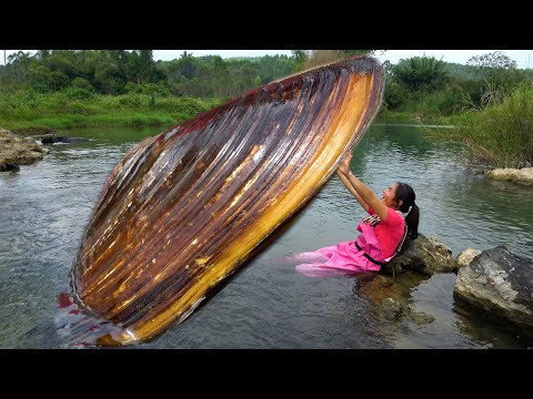 The river clams in this lake are just refreshing one of