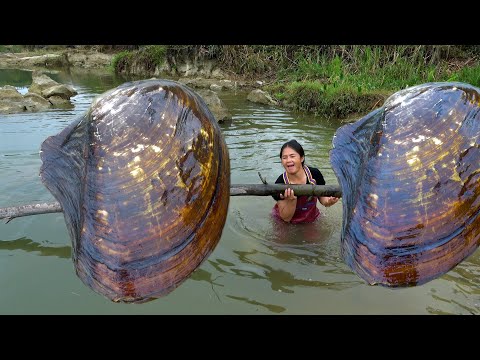 How many pearls do these two river clams have Laughing