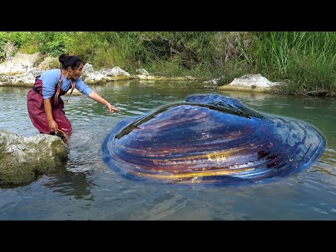 The beautiful woman discovered many large pearl clams in