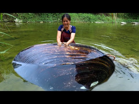 The beautiful woman finally found the most perfect clam the