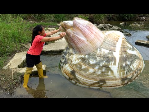 The clam has grown flowers and the pearls inside are rare