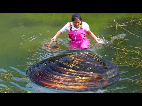 The beautiful woman tracked the big river clam and the