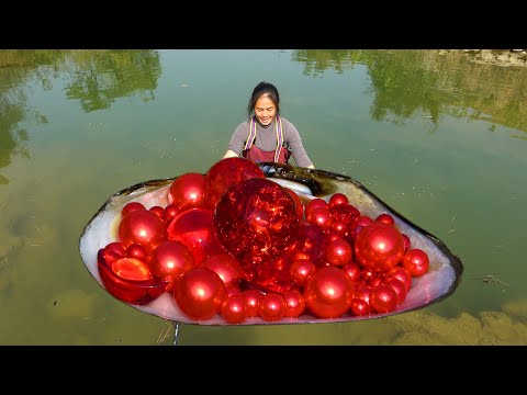 The beauty took out a large basin of pearls and the color