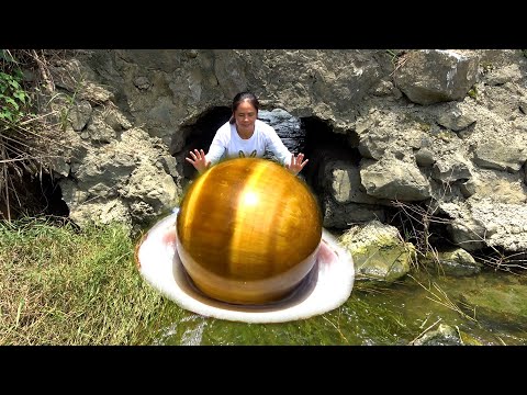 The beauty took out the treasure from the clam with unique