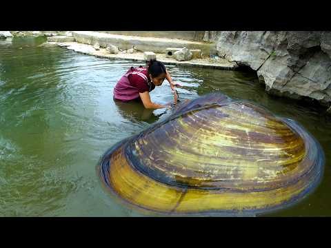 Some people say that the river clams here are very big but