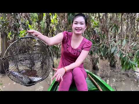 Đang thăm bẫy cá thì bất ngờ gặp thứ dữ chúi sâu