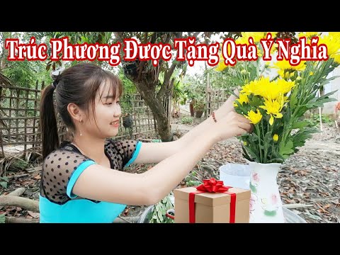Thôn Nữ Được Tặng Cá Chép Vàng Trong Ngày Dâng Hoa Đức Phật
