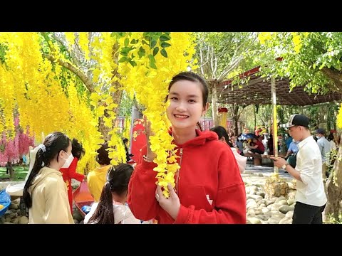 Mùng 1 Tết Hai Mẹ Con Trúc Phương Gặp Đàn Cá Lớn Biểu Diễn