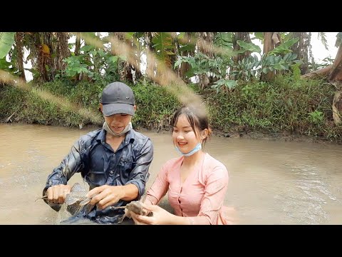 Thôn Nữ Mò Bắt Cá Khủng Thò Tay Vào Hang Kéo Ra Thứ Này