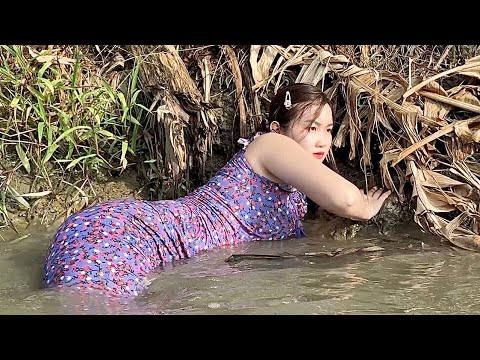 Mò Hang Bắt Cá Trê Bằng Tay Không Ngày Kênh Nước Cạn Và Cái