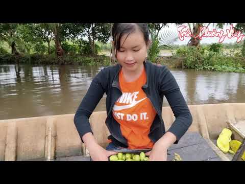 Thôn Nữ Câu Cá Bằng Mồi Trứng Kiến Cạnh Gốc Cây Cổ Thụ Và