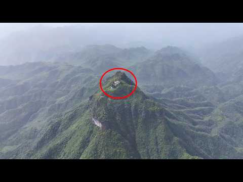 贵州一大山之巅上竟发现一座房子 四周杳无人烟与世隔绝 九旬老人竟在这里隐居长达近三十年 An old man