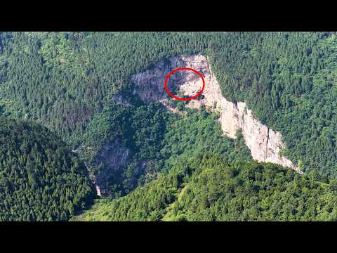 四川一深山峡谷绝壁上竟发现建有房子 悬浮在半空上不着天下不着地 太惊险了 A house was found on a
