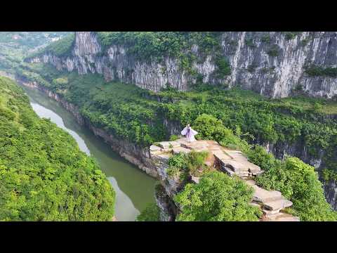 贵州深山发现一个 问天台 三面都是悬崖绝壁 走在上面脚都发抖 A mountain top in Guizhou