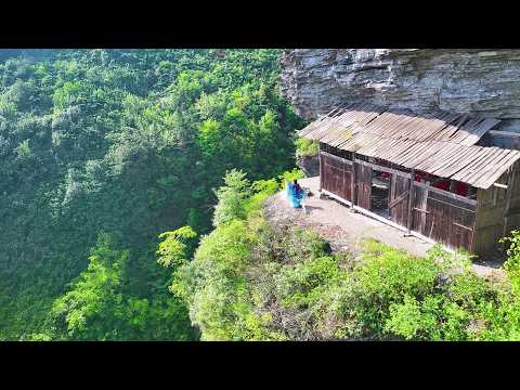 贵州大山上发现一木房子 竟巧妙的立在悬崖之上 太惊险了 A wooden house was found in