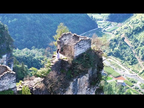 贵州深山悬崖上发现两座神秘房子 爬上去腿都在发抖 这到底是怎么建上去的 Two mysterious houses