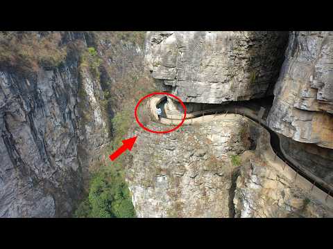 重庆深山悬崖上发现一条挂壁沟渠 村民耗时3年修建 真是了不起 The wall hanging ditch on