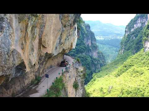 贵州深山里 发现一条开凿在悬崖上的挂壁公路 吓退不少女司机 China s Cliffside Road Carved