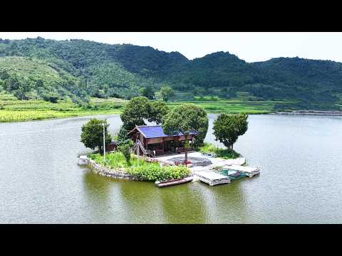 现实版人间仙境 贵州一岛上竟发现一栋两层木屋 四面环水真是太美了 A wooden house was found