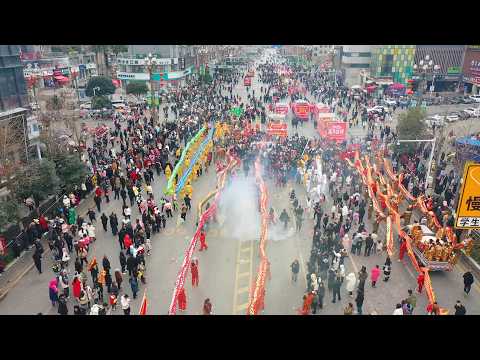 贵州这个县城的舞龙真激情 99条龙灯齐聚大街闹元宵 太热闹了 Chinese dragon dance