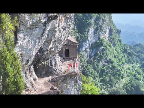 贵州大山悬崖上发现一寺庙 竟夹建在几百米高的悬崖之间 太震撼了 The temple on the cliff in
