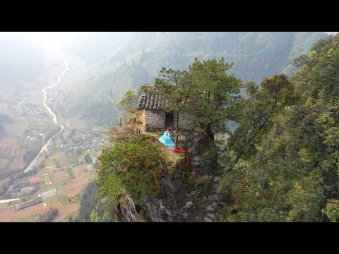 贵州大山发现一悬崖上的房子 爬上去腿都在发抖 这么高是怎么建上去的 A house on a cliff was
