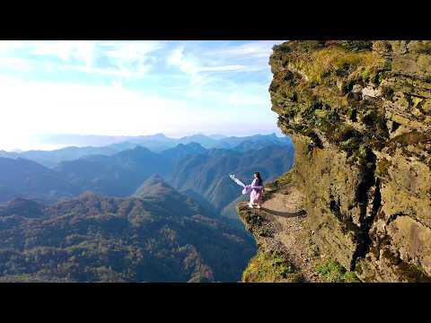重庆大山上发现一绝壁古栈道 竟悬挂在千米高的山腰上 真是太惊险了 The thousand meter high