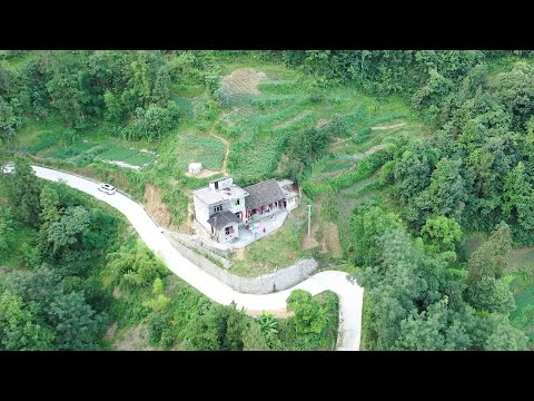 贵州大山发现一户人家 远离村子把房子搬到了山上 这地势真好 A family was found living