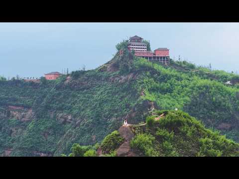 探秘贵州大山之巅上的悬崖古寺 沿途的山脊之路太吓人了 道路两侧就是万丈深渊 The temple on the
