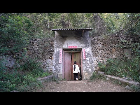 重庆深山发现一道神秘之门 推开门竟是一个巨型天坑 里面宛如世外桃源 Discover the mysterious
