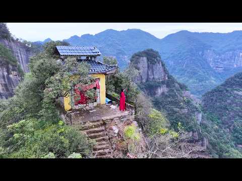 湖北大山悬崖上竟发现一房子 爬上去腿都在发抖 这么高是怎么建上去的 A house on a cliff was