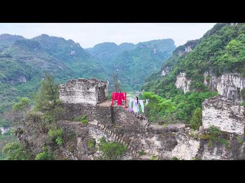 贵州绝壁之巅上竟发现两座神秘房屋 矗立在悬崖之巅三面悬空 这是怎么建上去的 Two mysterious houses