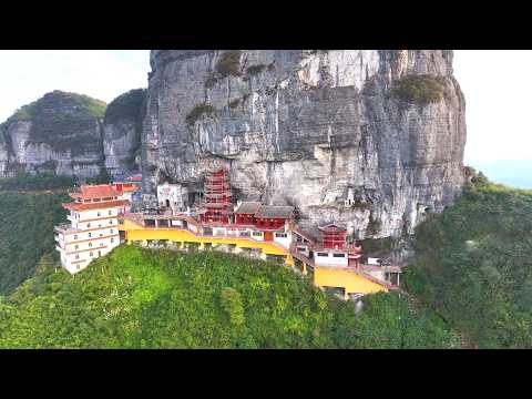 贵州深山发现一座巨大的古寺庙 竟屹立在大山悬崖下1000多年 太壮观了 A huge temple in