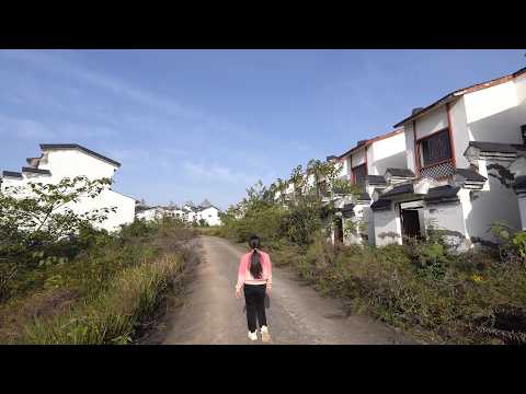重庆一山顶上 竟发现上百栋建好的别墅都无人居住 太可惜了 Abandoned luxury villa on top