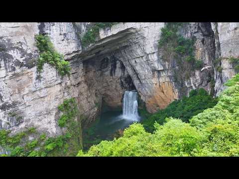 贵州深山发现一山洞 洞中竟然流出一条巨大的天然瀑布 宛如仙境 A huge waterfall flows out