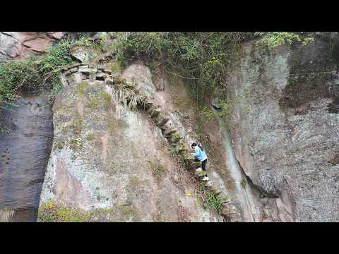 湖北发现一嵌在悬崖上的绝壁天梯 爬上去脚都在发抖 太吓人了 A suspended ladder found on a