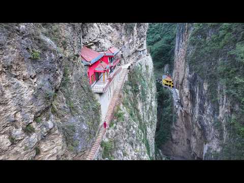云南深山绝壁中发现两座房子 竟巧妙的夹建在悬崖峭壁之中 太惊险了 Two peculiar houses in the