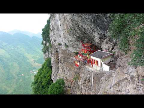 贵州深山竟发现悬空寺 百米绝壁上仅靠木柱支撑 究竟如何建成 China s Cliff Temple Built on