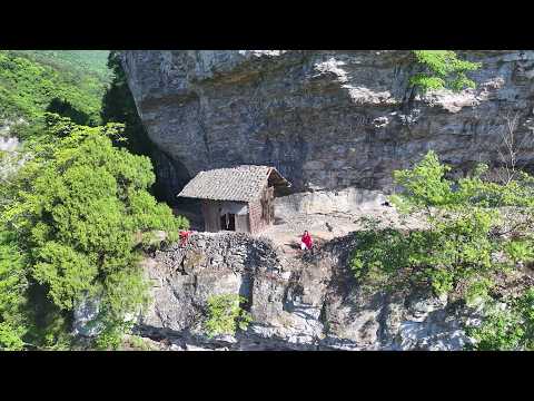 贵州大山上发现一座奇特木屋 竟夹建在悬崖之间 真是太吓人了 Wooden house between cliffs