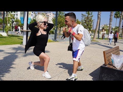 SOKAKTA PARA DAĞITMAK 1 KOMANDO DANSI 1TL