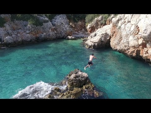 UÇURUMDAN DENİZE TEHLİKELİ ATLAYIŞ