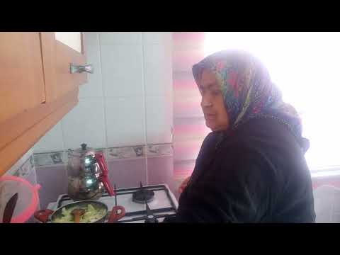 Kahvaltıda soğanlı yumurta patates kızartması sohbet