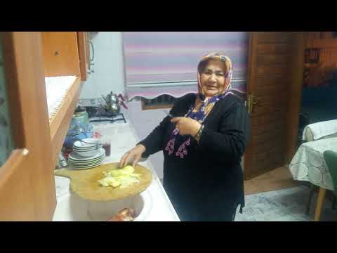 Kahvaltı hazırlığı Soğanlı yumurta peynir zeytin oğlumla