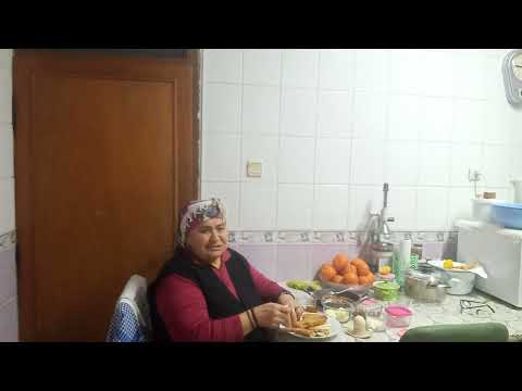 Salçalı kaşarlı kekikli tost güzel oldu sucuklu yumurta