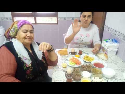 Patetes kızartması kahvaltı hazırlığı arkadaşlar kızımla