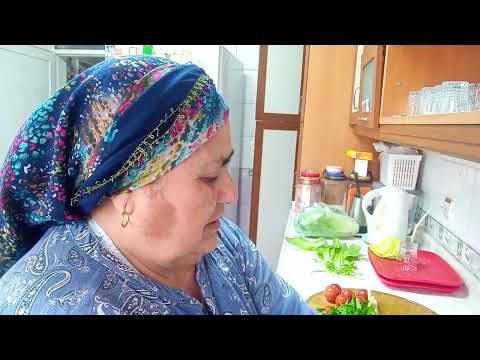 Kekikli tavuk kavurma pirinç pilavı salata yeşil soğan