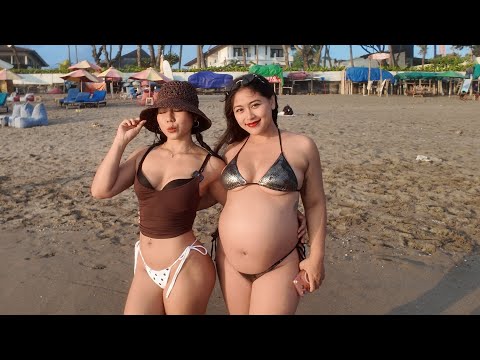 Bikinian di Pantai Bareng Ibu Hamil