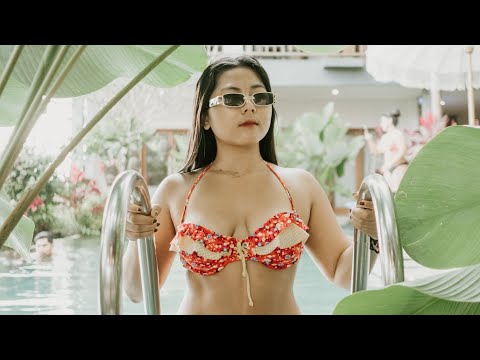 MENGHABISKAN WAKTU BERENANG DI VILLA