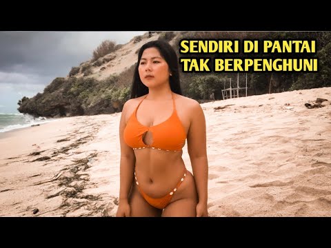 SENDIRI DI PANTAI TAK BERPENGHUNI GUNUNG PAYUNG BEACH